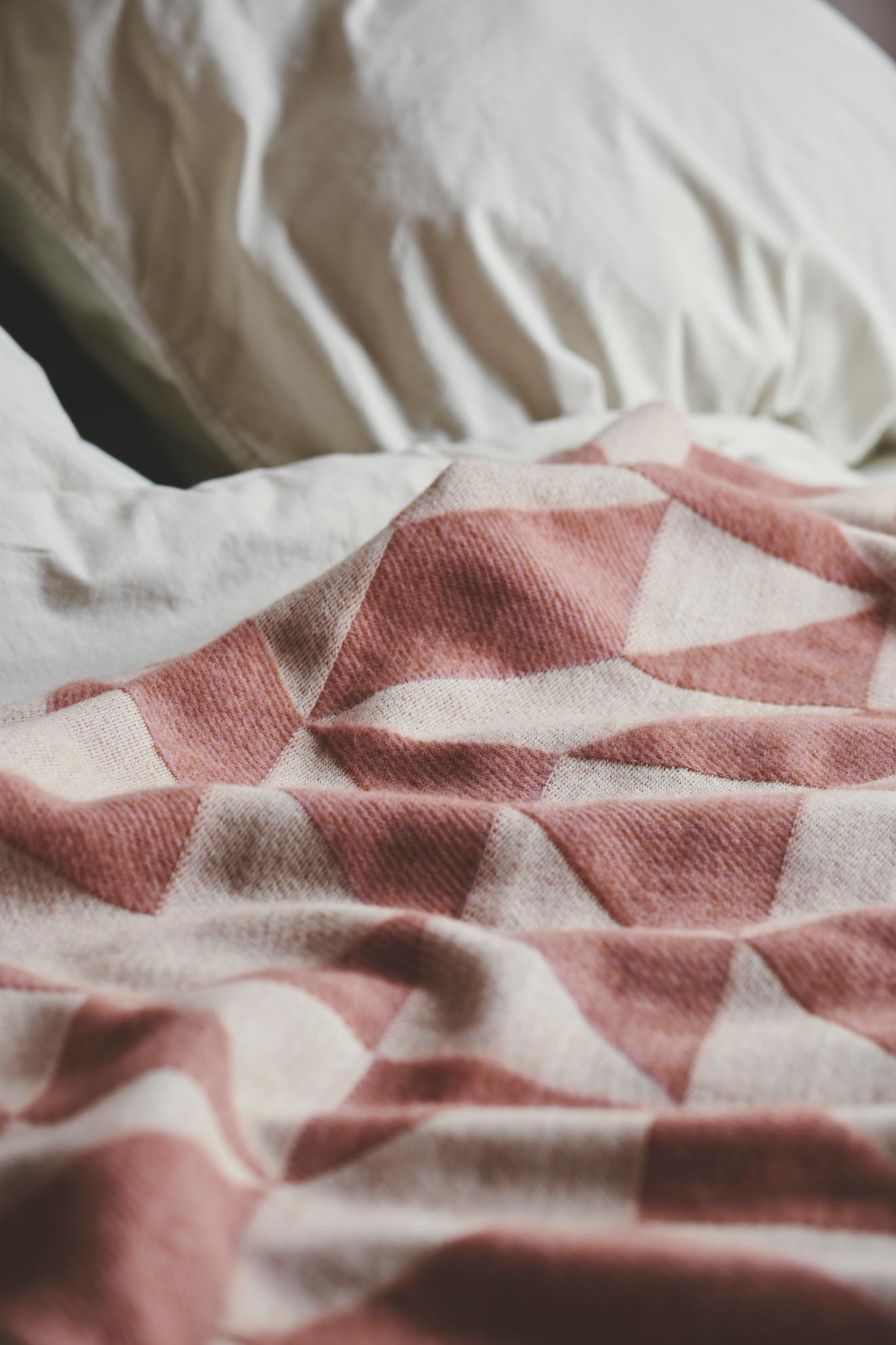 Silkeborg Uldspinderi ApS Twist a Twill 130x190 cm Throw 01178 Rusty Rose