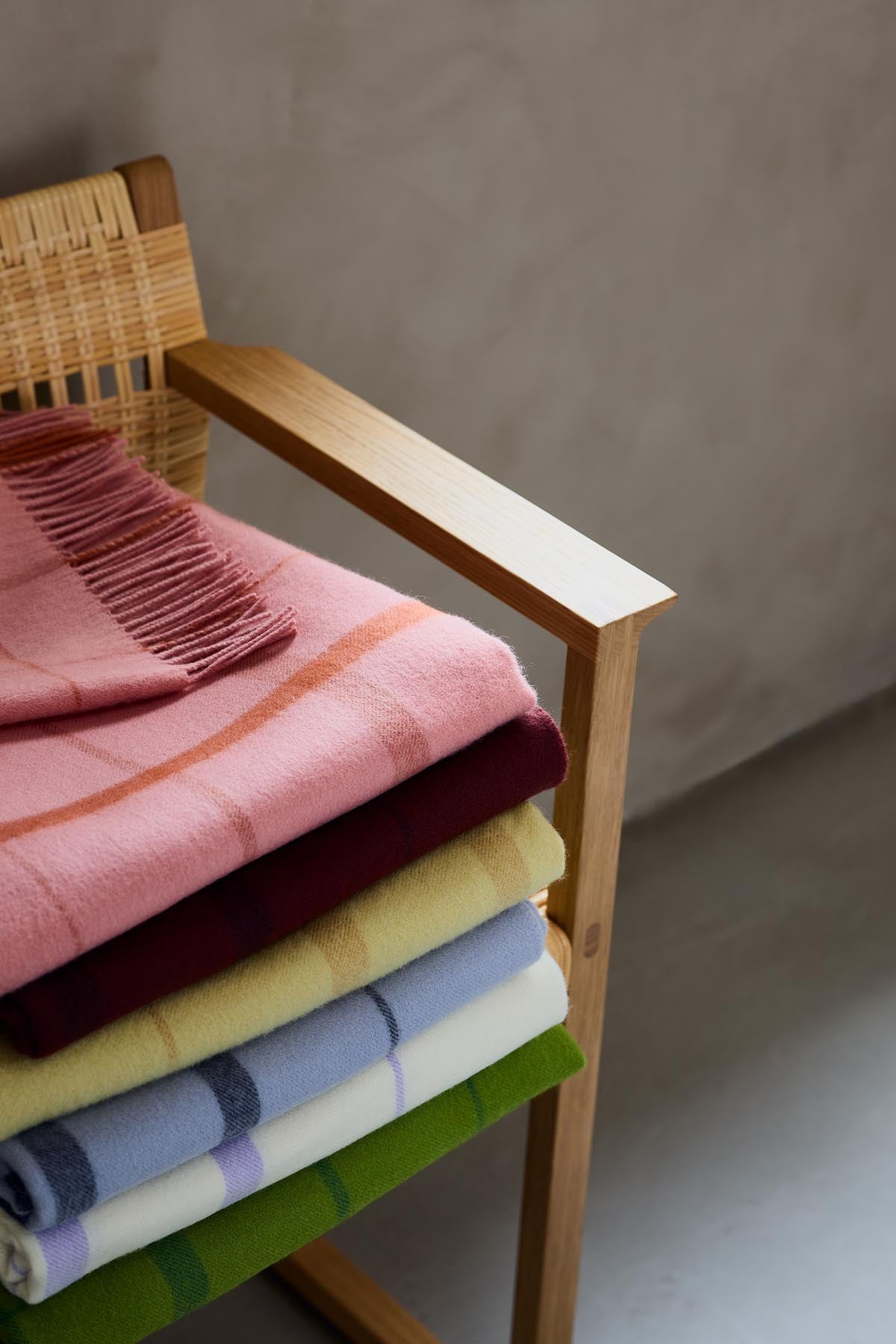 Silkeborg Uldspinderi ApS Warp & Weft 130x190 cm - RWS Throw 02102 Embrace - Beetroot/Midnight (16824/01467)