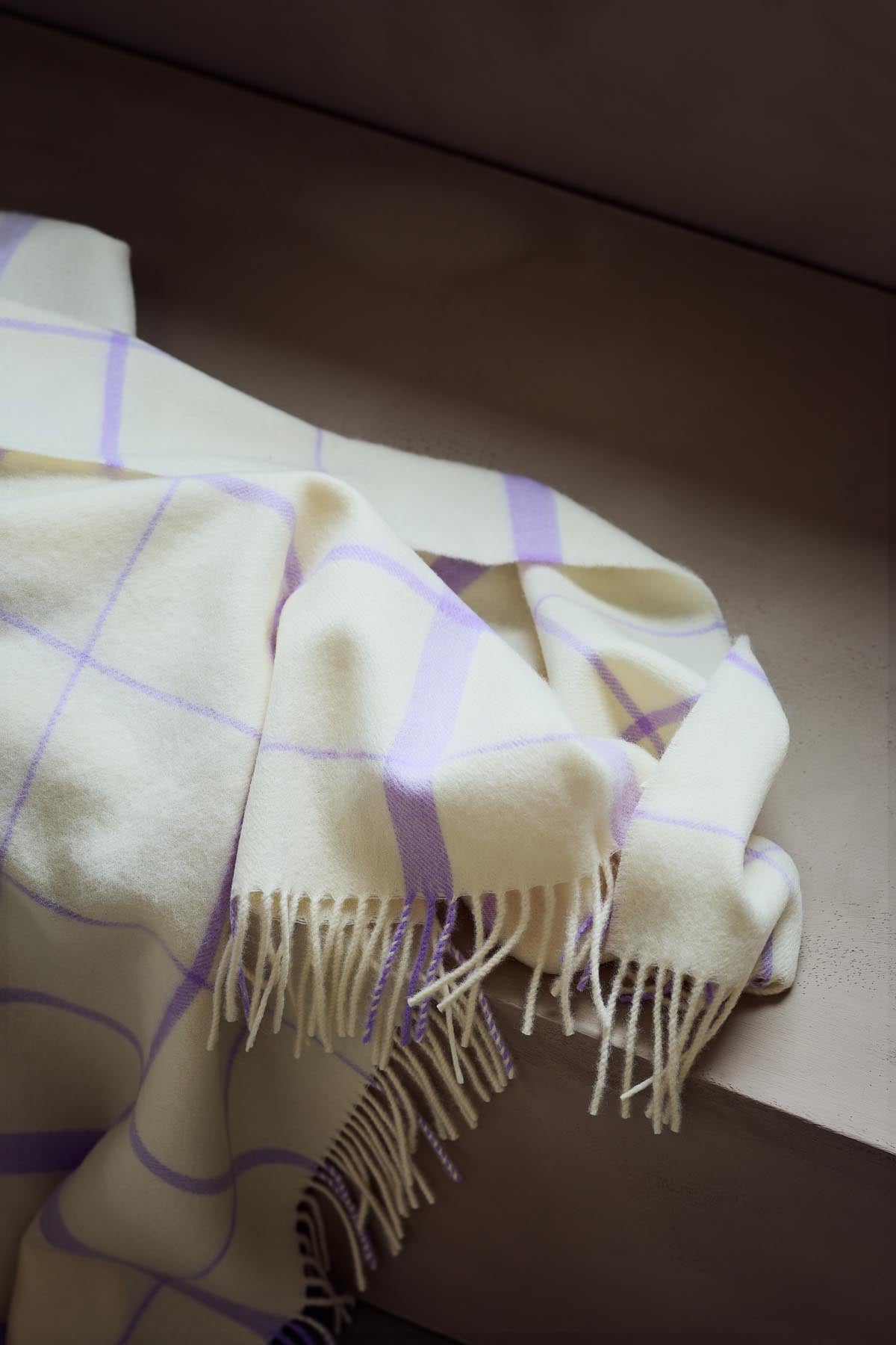 Silkeborg Uldspinderi ApS Warp & Weft 130x190 cm - RWS Throw 02106 Vibrant - Raw White/Lilac (00100/17521)