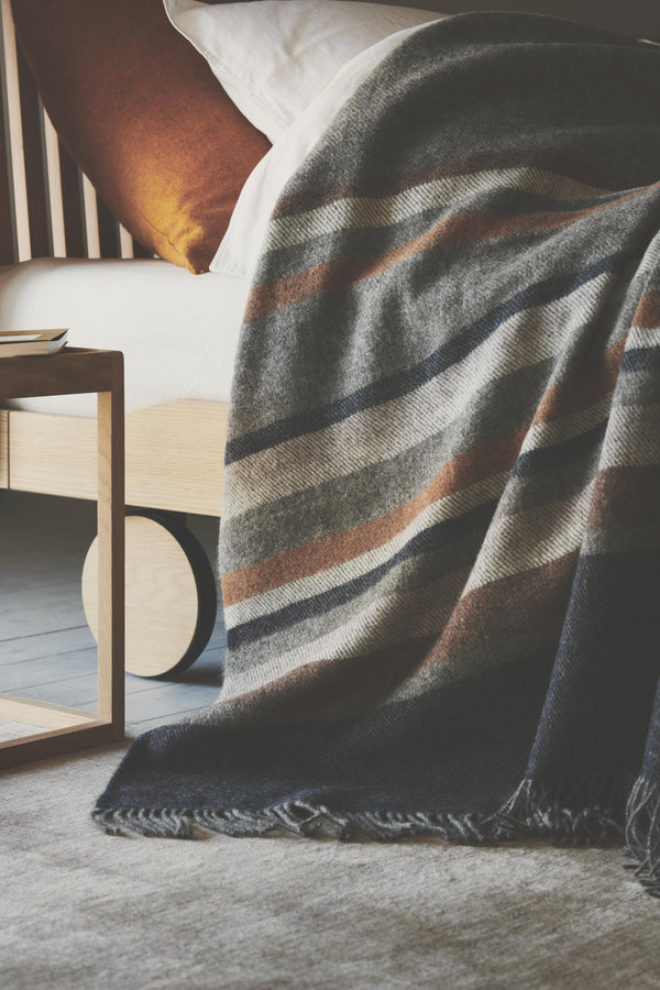 Silkeborg Uldspinderi ApS Lyø 140x240 cm Throw 00835 Grey Navy