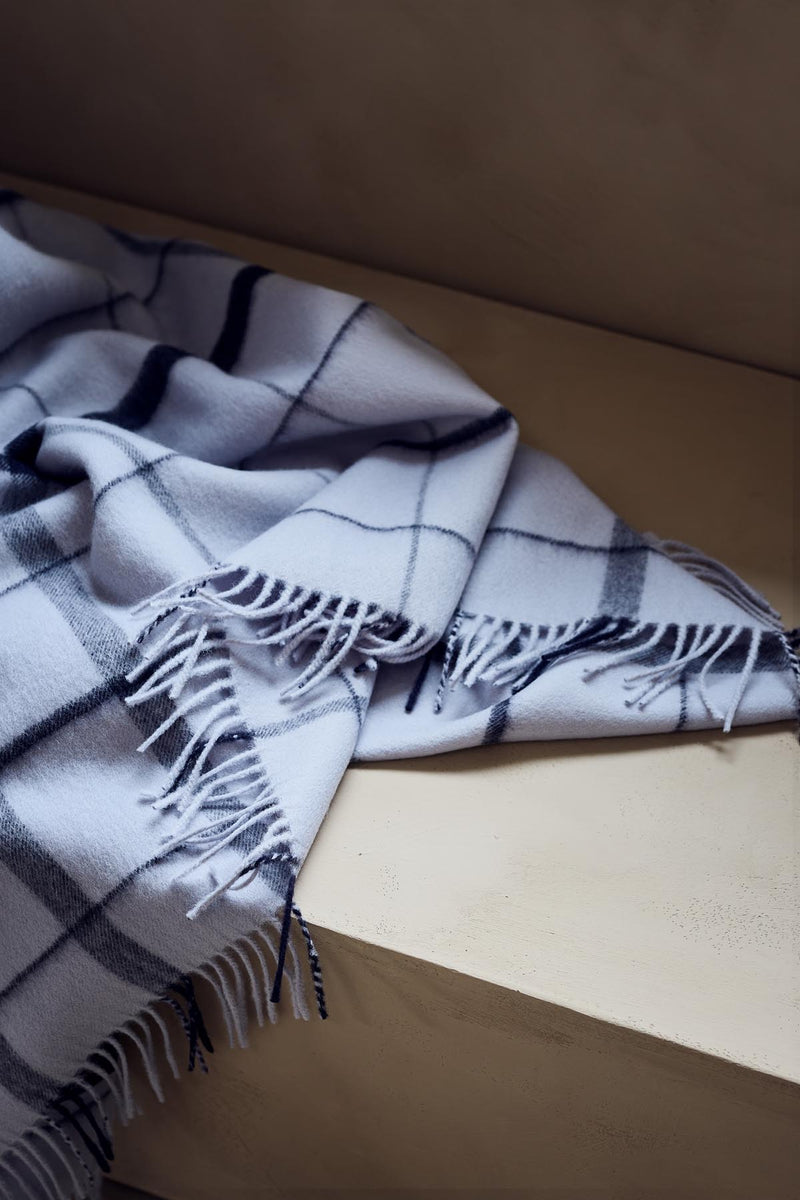 Silkeborg Uldspinderi ApS Warp & Weft 130x190 cm - RWS Throw 02105 Stable - Concrete/Midnight (17511/01467)
