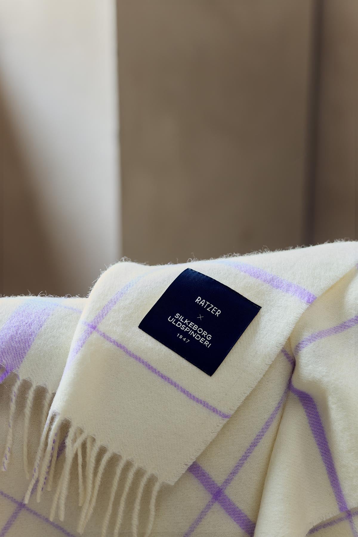Silkeborg Uldspinderi ApS Warp & Weft 130x190 cm - RWS Throw 02106 Vibrant - Raw White/Lilac (00100/17521)