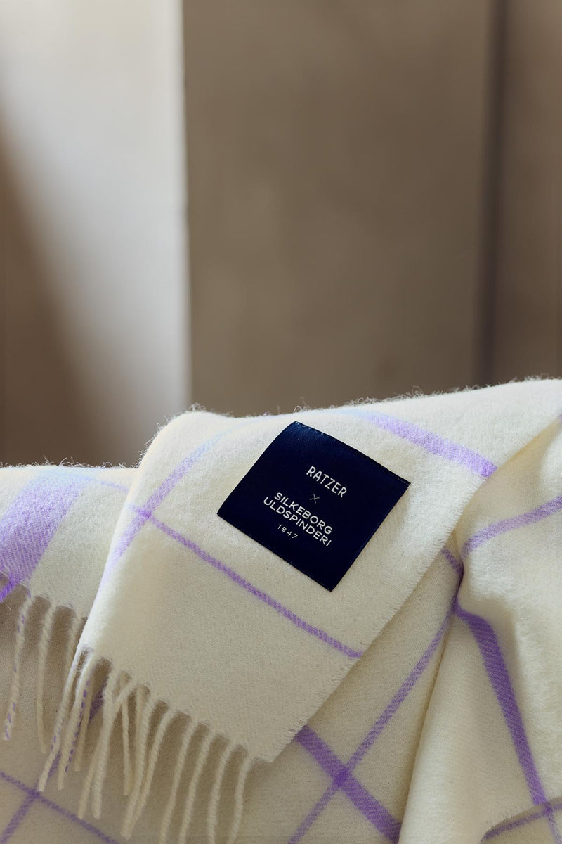 Silkeborg Uldspinderi ApS Warp & Weft 130x190 cm - RWS Throw 02106 Vibrant - Raw White/Lilac (00100/17521)